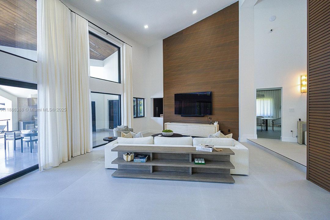 For Sale: $5,500,000 (6 beds, 5 baths, 6112 Square Feet)