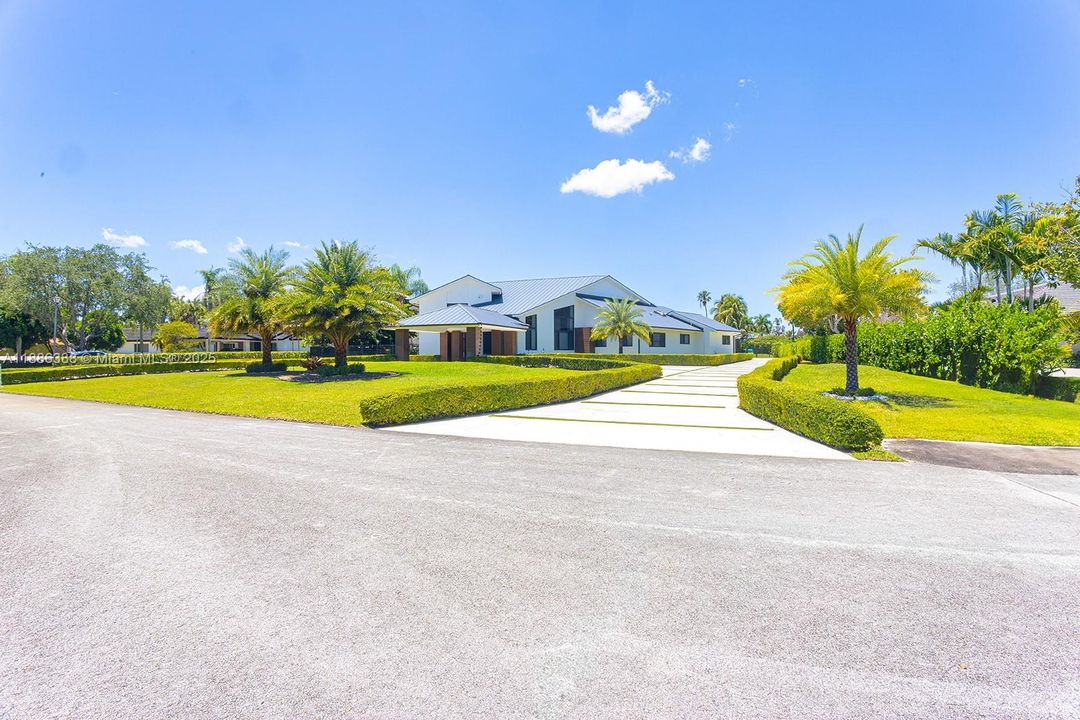 For Sale: $5,500,000 (6 beds, 5 baths, 6112 Square Feet)