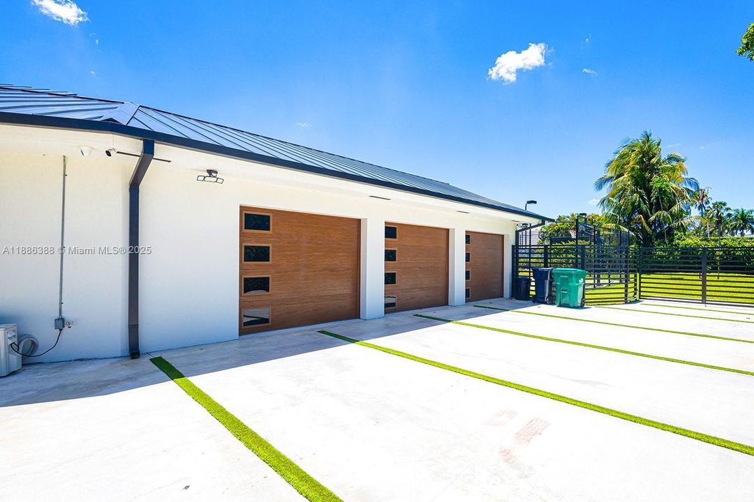 For Sale: $5,500,000 (6 beds, 5 baths, 6112 Square Feet)