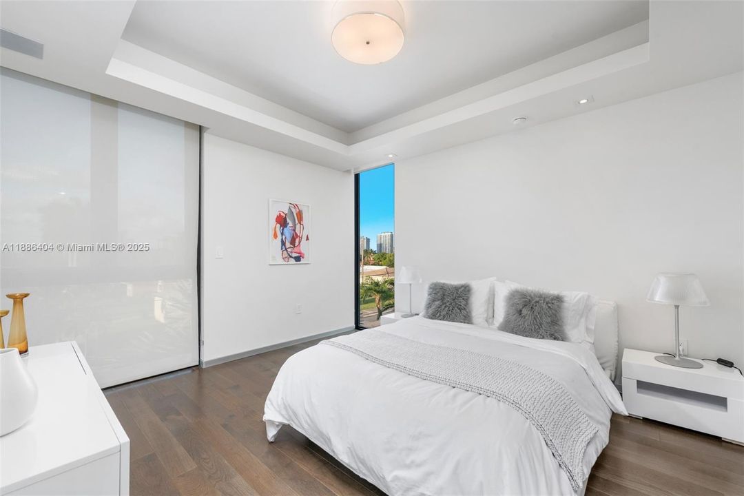 В аренду: $75,000 (6 спален, 5 ванн, 7129 Квадратных фут)