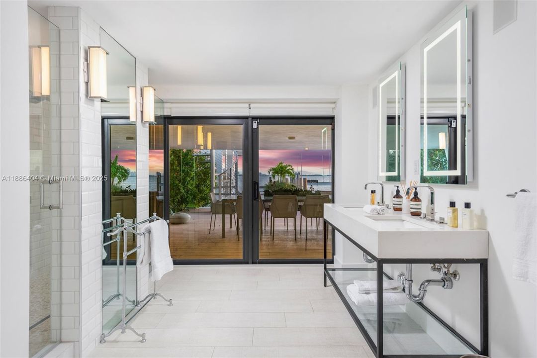 В аренду: $75,000 (6 спален, 5 ванн, 7129 Квадратных фут)