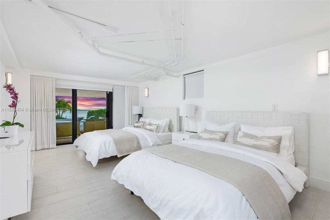 В аренду: $75,000 (6 спален, 5 ванн, 7129 Квадратных фут)