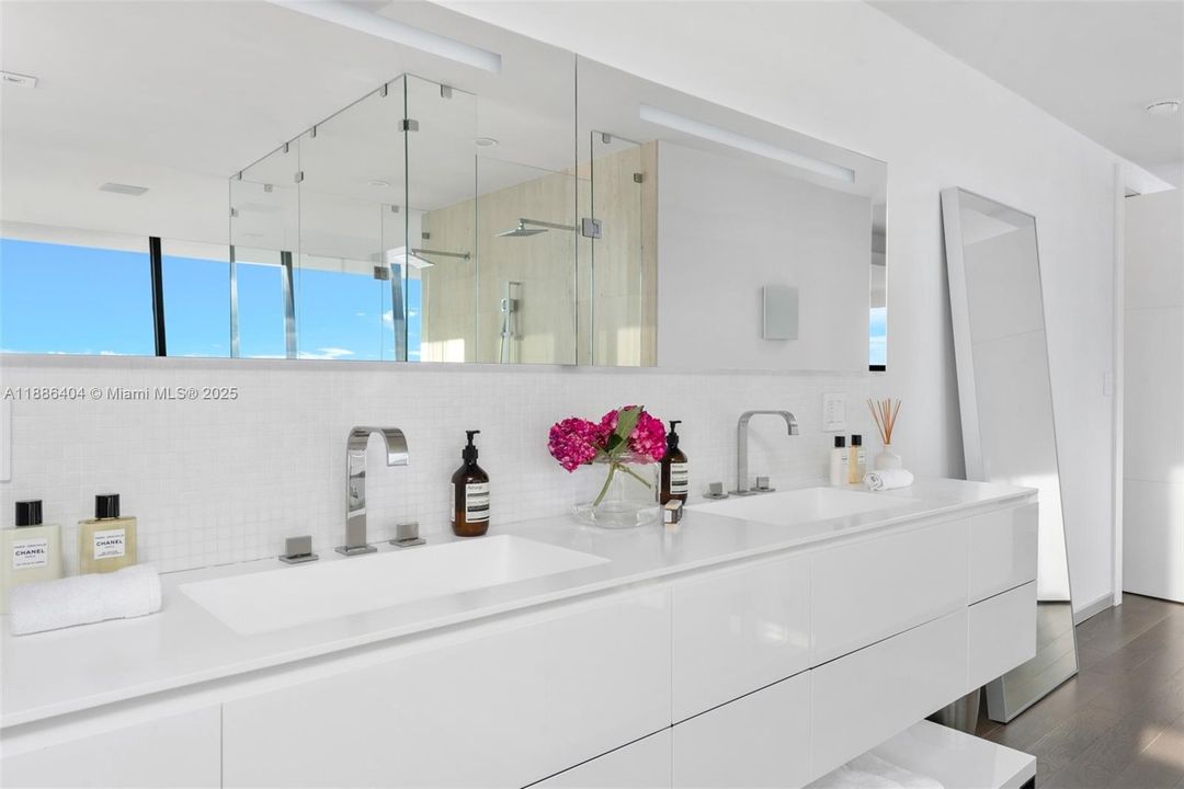 В аренду: $75,000 (6 спален, 5 ванн, 7129 Квадратных фут)