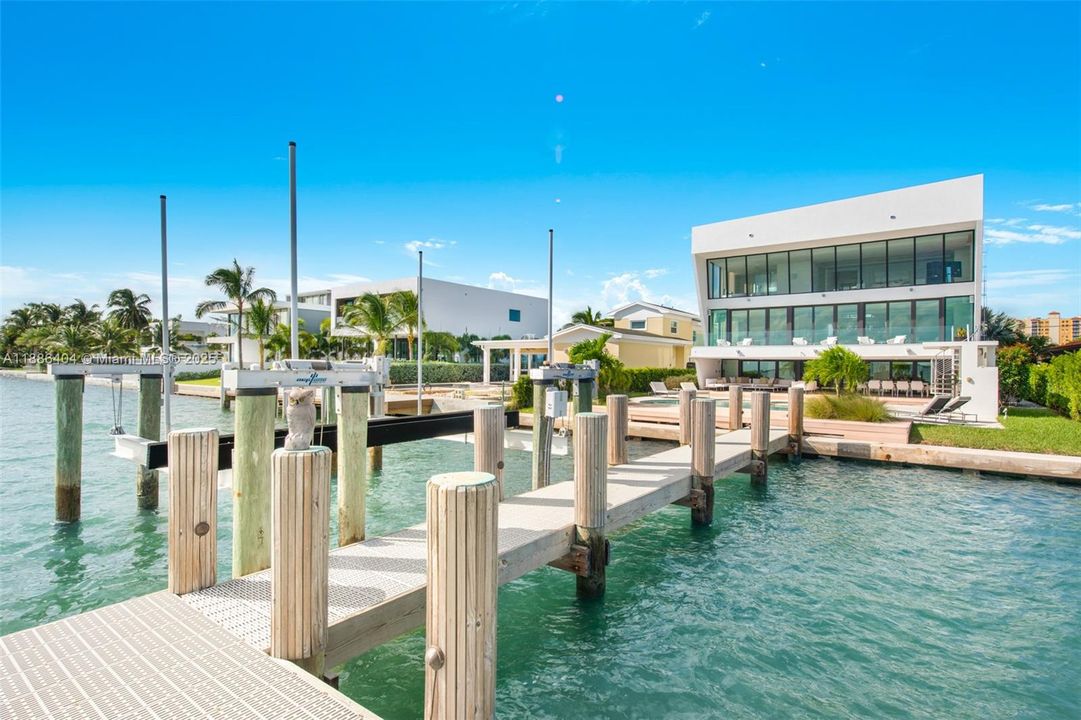 В аренду: $75,000 (6 спален, 5 ванн, 7129 Квадратных фут)