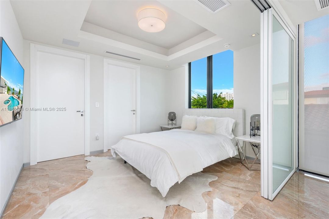 В аренду: $75,000 (6 спален, 5 ванн, 7129 Квадратных фут)