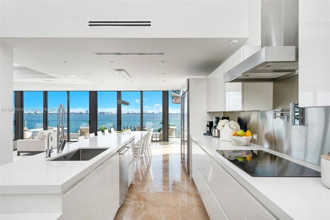 В аренду: $75,000 (6 спален, 5 ванн, 7129 Квадратных фут)