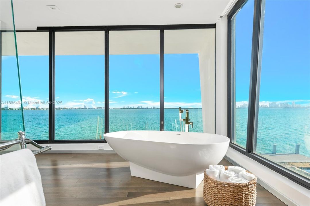 В аренду: $75,000 (6 спален, 5 ванн, 7129 Квадратных фут)