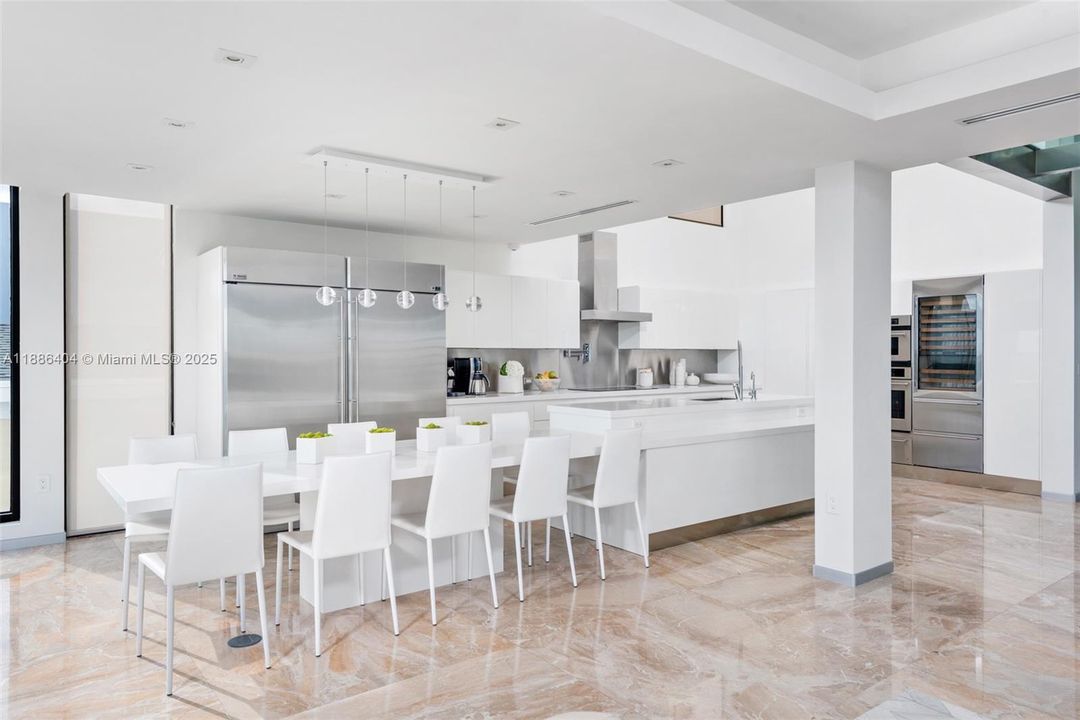 В аренду: $75,000 (6 спален, 5 ванн, 7129 Квадратных фут)