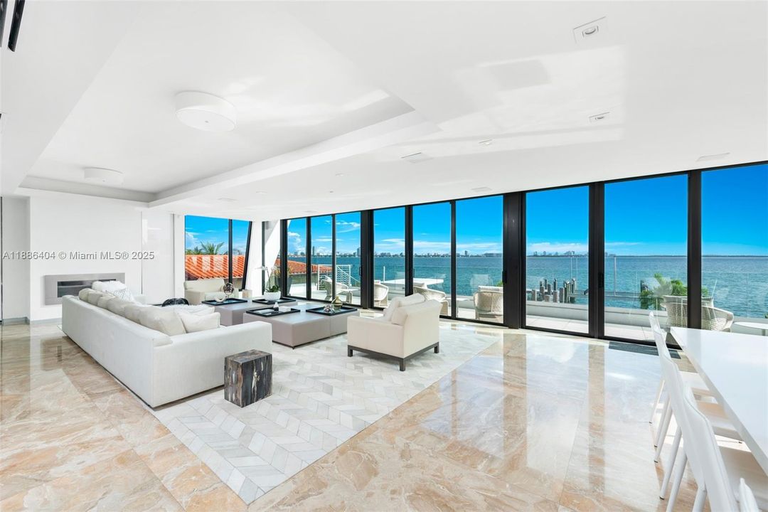 В аренду: $75,000 (6 спален, 5 ванн, 7129 Квадратных фут)