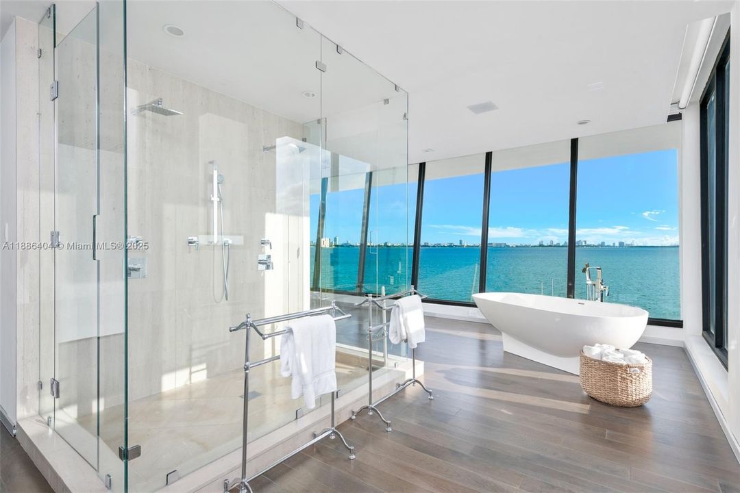 В аренду: $75,000 (6 спален, 5 ванн, 7129 Квадратных фут)