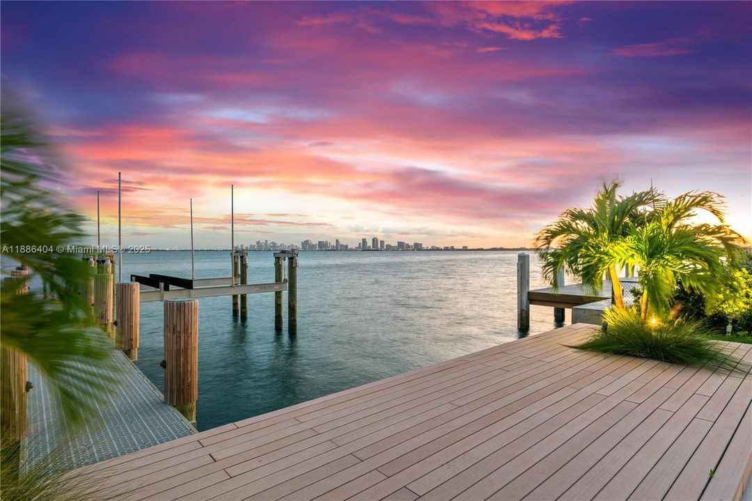 В аренду: $75,000 (6 спален, 5 ванн, 7129 Квадратных фут)