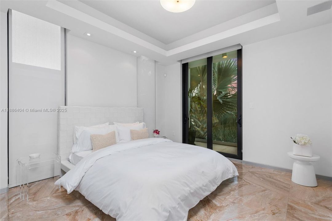 В аренду: $75,000 (6 спален, 5 ванн, 7129 Квадратных фут)