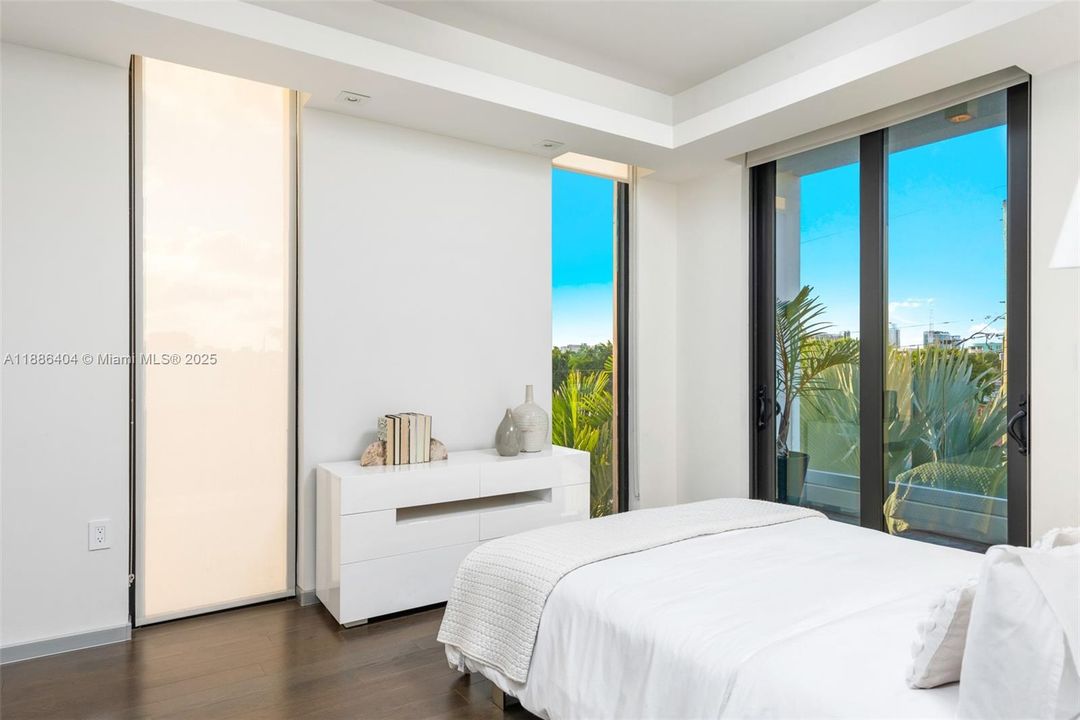 В аренду: $75,000 (6 спален, 5 ванн, 7129 Квадратных фут)