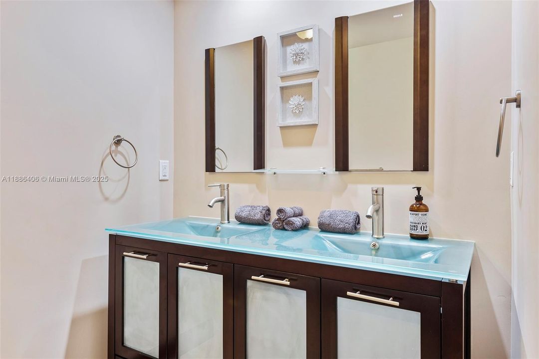 出租: $16,900 (4 贝兹, 4 浴室, 4603 平方英尺)