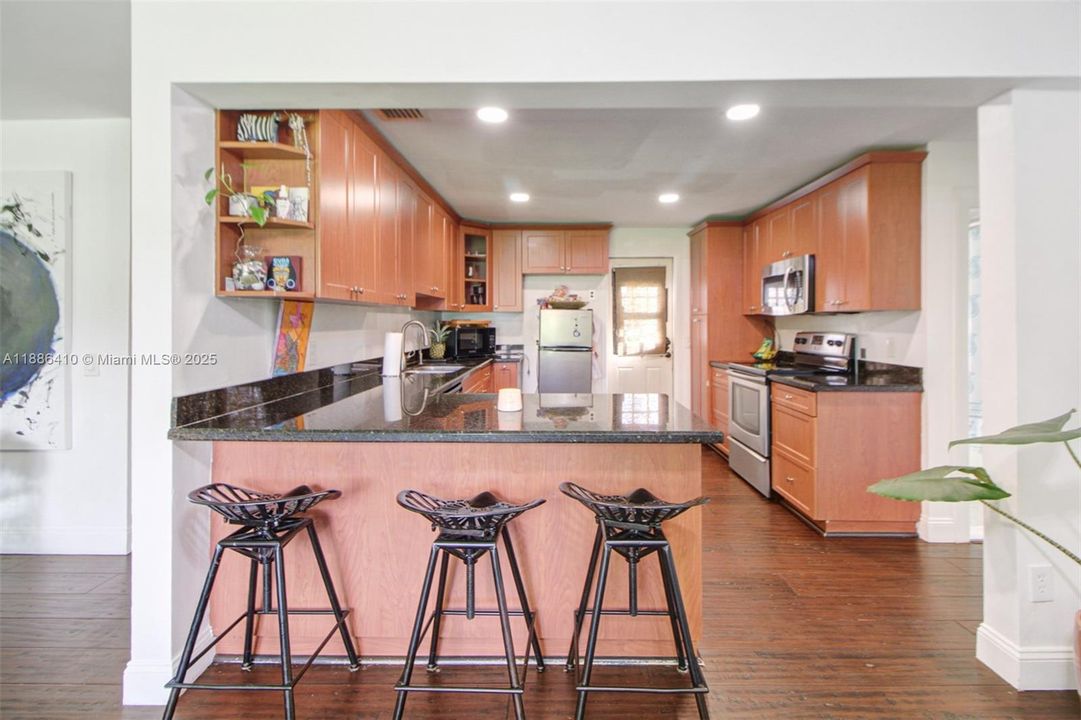 Недавно продано: $775,000 (3 спален, 2 ванн, 1540 Квадратных фут)