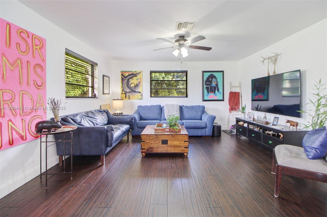 Недавно продано: $775,000 (3 спален, 2 ванн, 1540 Квадратных фут)