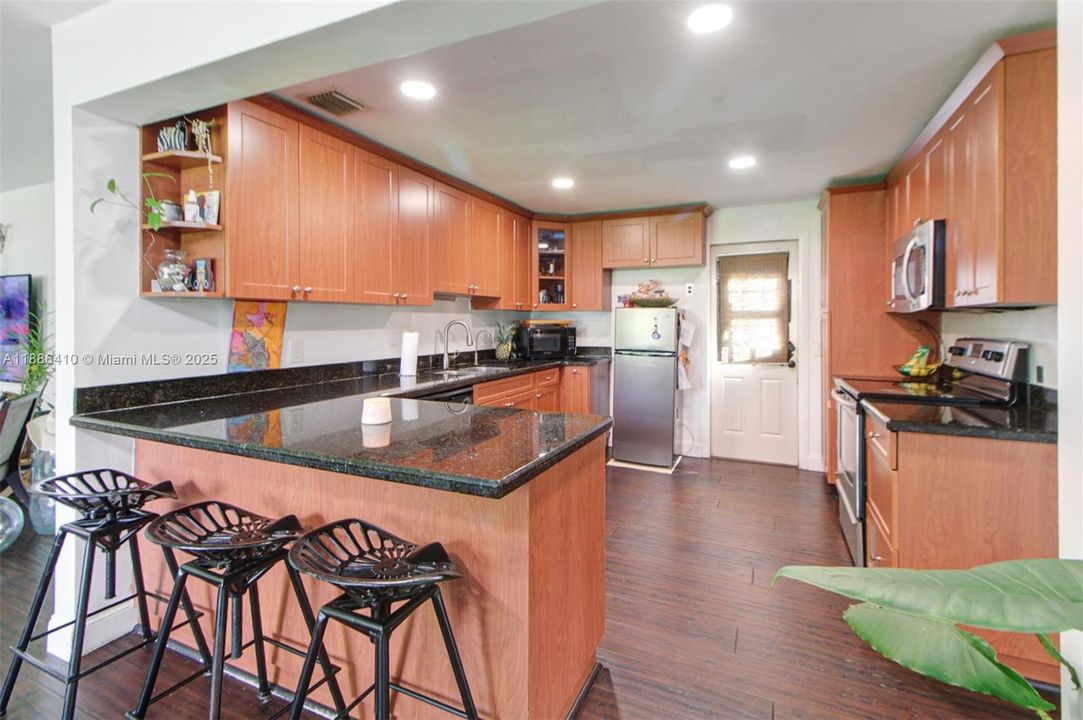 Недавно продано: $775,000 (3 спален, 2 ванн, 1540 Квадратных фут)