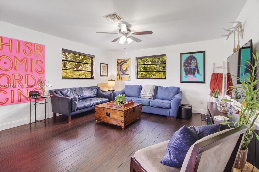 Недавно продано: $775,000 (3 спален, 2 ванн, 1540 Квадратных фут)