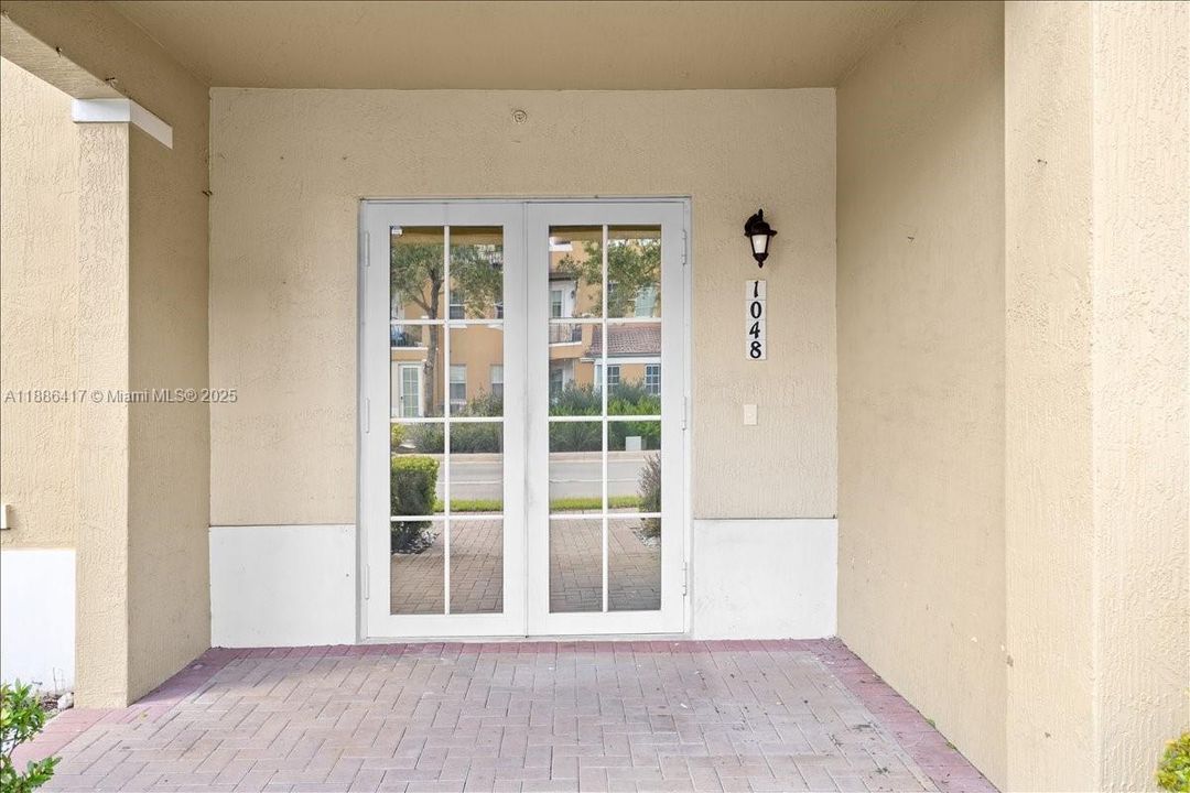 Active With Contract: $2,800 (3 beds, 3 baths, 1315 Square Feet)