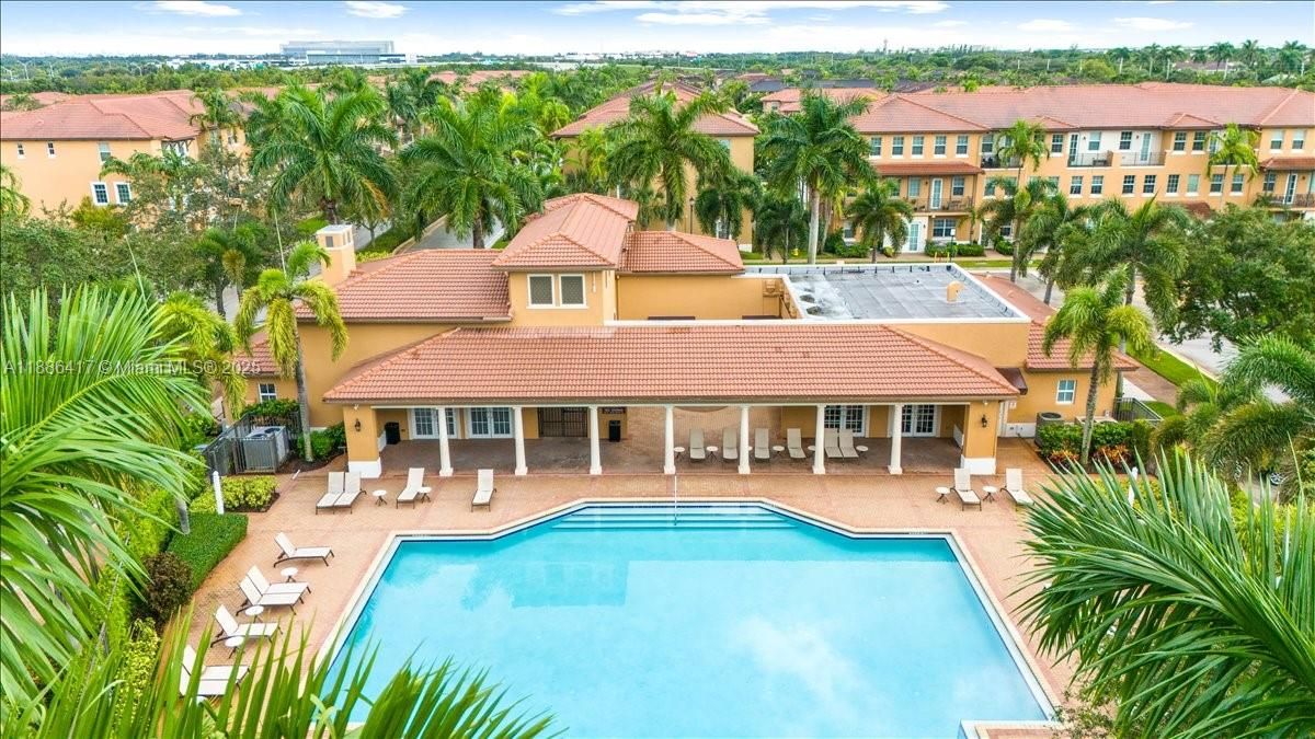 Active With Contract: $2,800 (3 beds, 3 baths, 1315 Square Feet)