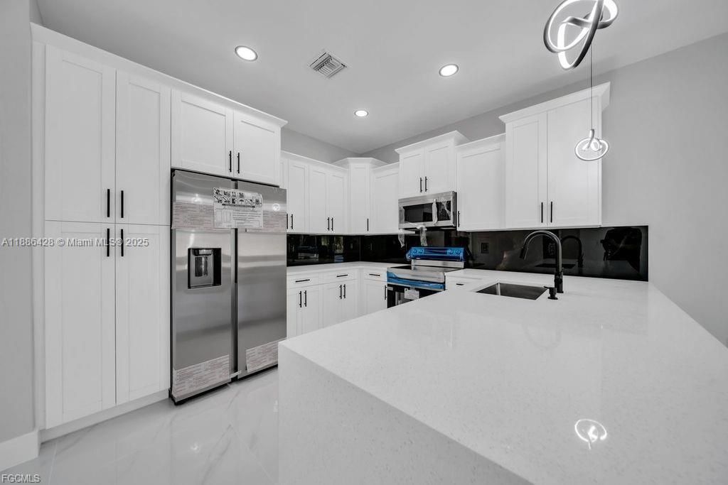 Active With Contract: $329,900 (3 beds, 2 baths, 1536 Square Feet)