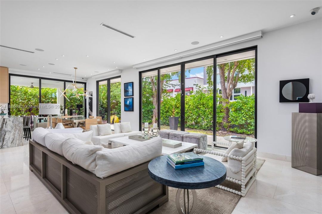 В аренду: $22,500 (5 спален, 3 ванн, 2248 Квадратных фут)