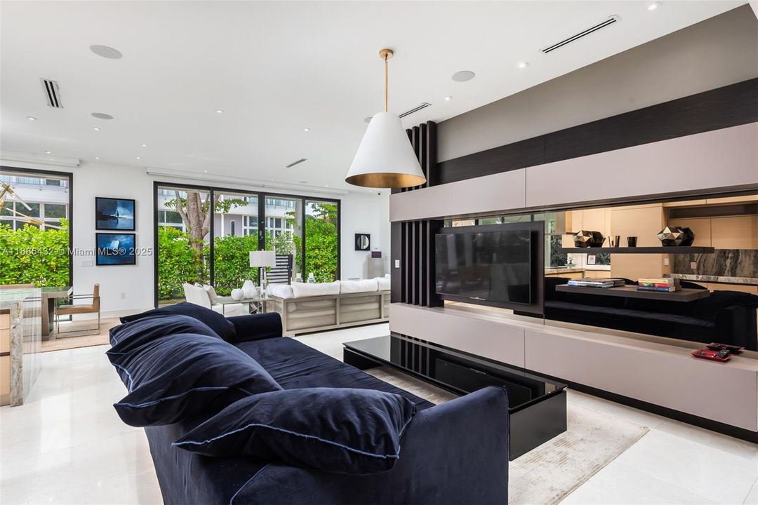 В аренду: $22,500 (5 спален, 3 ванн, 2248 Квадратных фут)