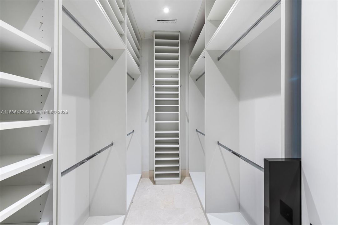 В аренду: $22,500 (5 спален, 3 ванн, 2248 Квадратных фут)