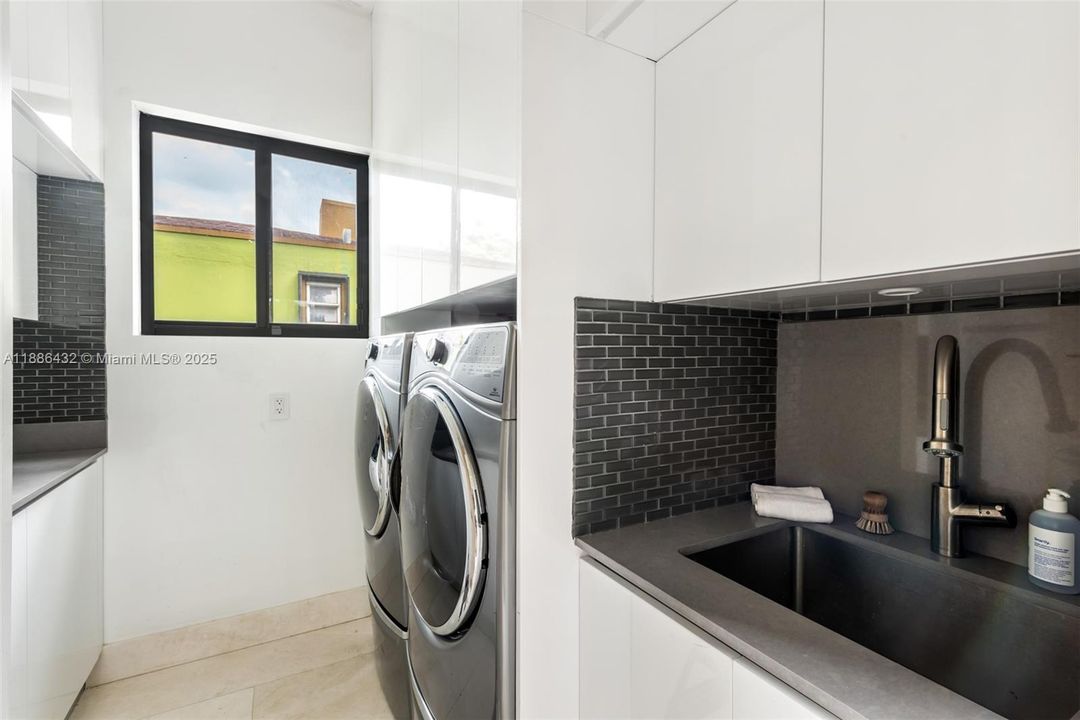 В аренду: $22,500 (5 спален, 3 ванн, 2248 Квадратных фут)