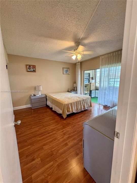 待售: $95,000 (1 贝兹, 1 浴室, 702 平方英尺)