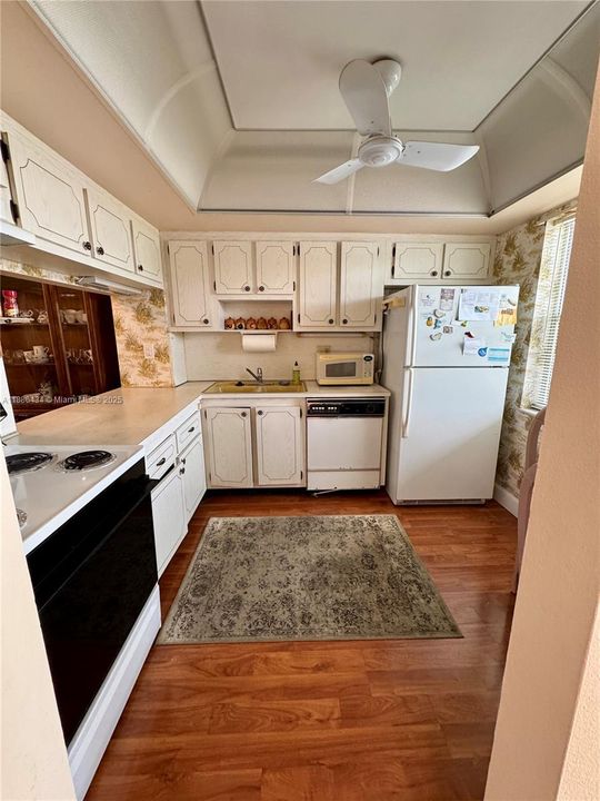 待售: $95,000 (1 贝兹, 1 浴室, 702 平方英尺)