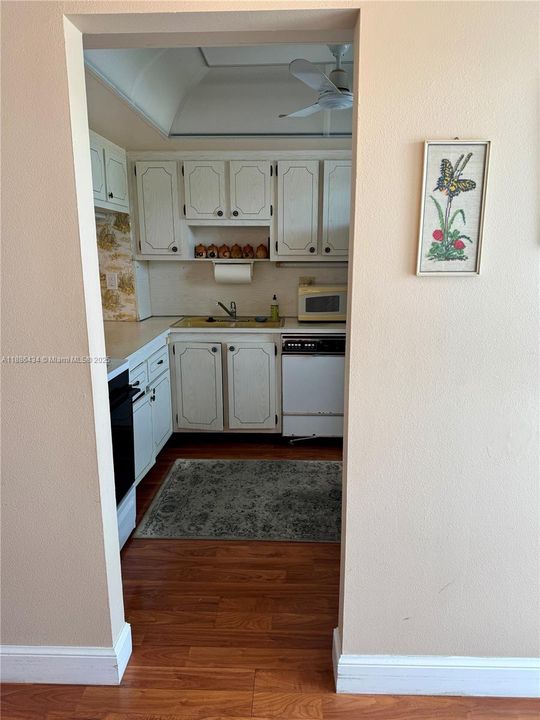 待售: $95,000 (1 贝兹, 1 浴室, 702 平方英尺)