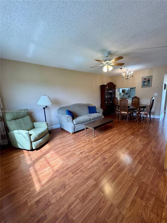 待售: $95,000 (1 贝兹, 1 浴室, 702 平方英尺)