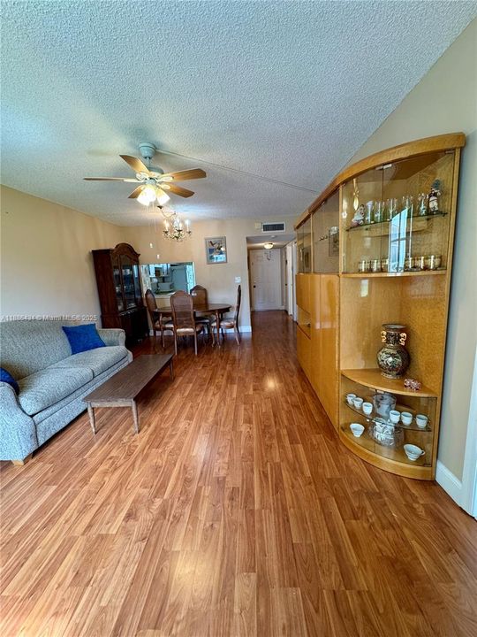 待售: $95,000 (1 贝兹, 1 浴室, 702 平方英尺)