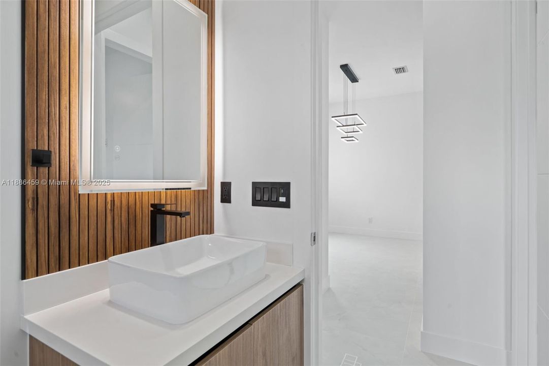 合同活跃: $537,000 (4 贝兹, 3 浴室, 0 平方英尺)