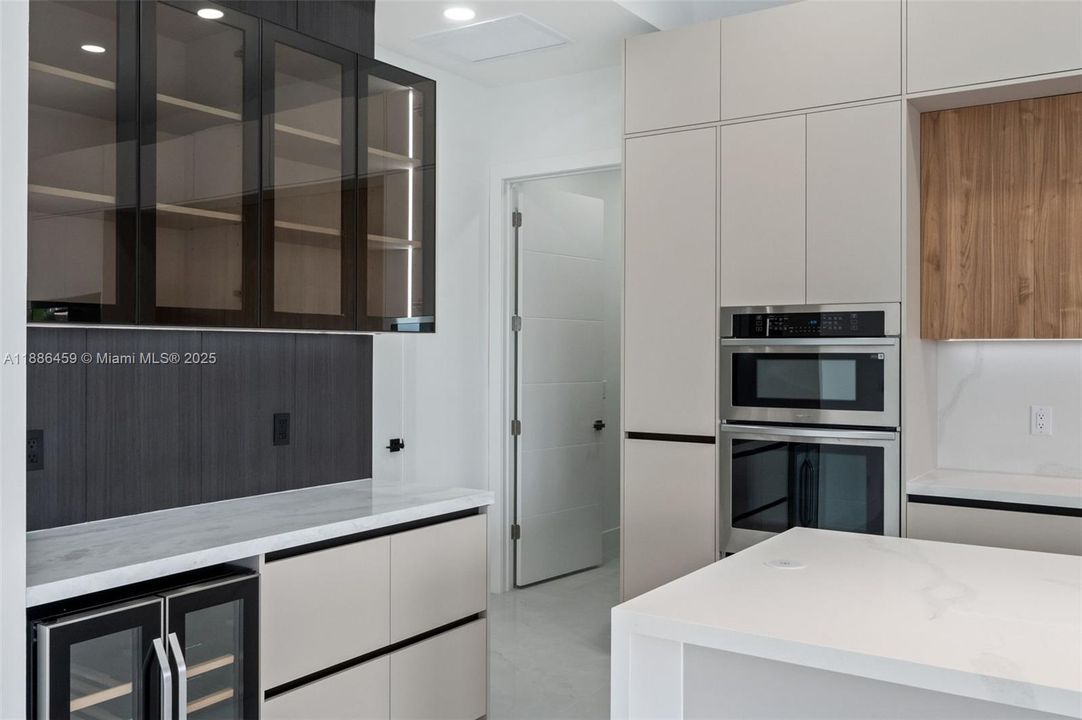 合同活跃: $537,000 (4 贝兹, 3 浴室, 0 平方英尺)