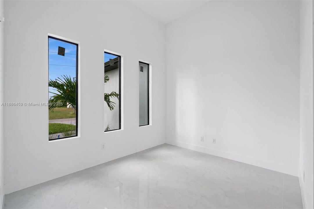 合同活跃: $537,000 (4 贝兹, 3 浴室, 0 平方英尺)