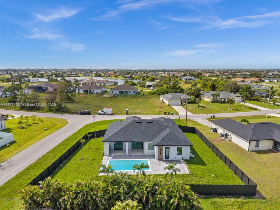 合同活跃: $537,000 (4 贝兹, 3 浴室, 0 平方英尺)