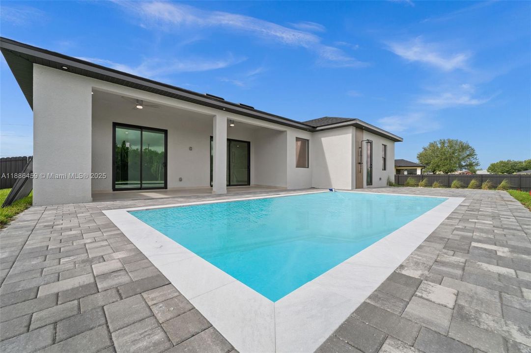 合同活跃: $537,000 (4 贝兹, 3 浴室, 0 平方英尺)