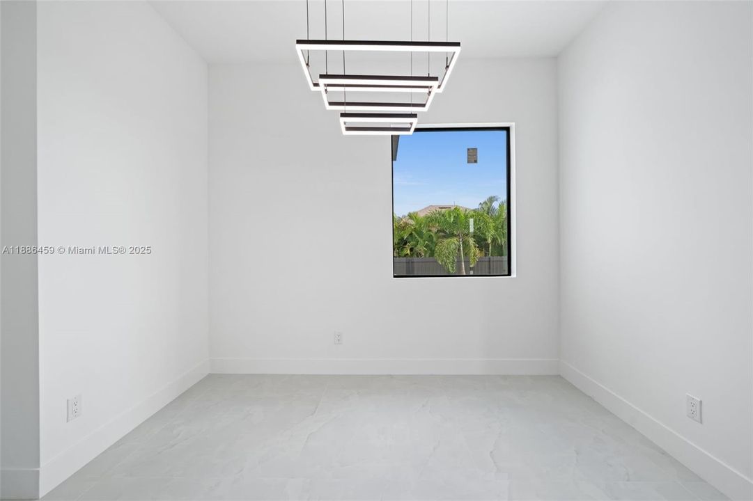 合同活跃: $537,000 (4 贝兹, 3 浴室, 0 平方英尺)