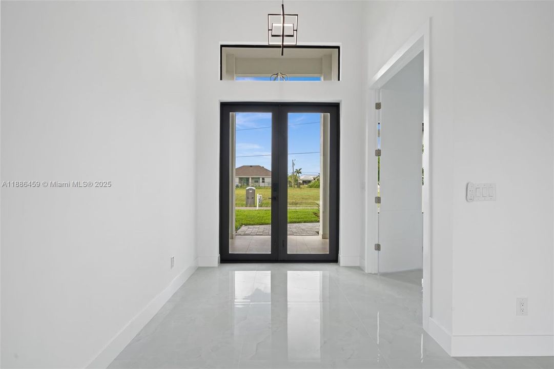 合同活跃: $537,000 (4 贝兹, 3 浴室, 0 平方英尺)