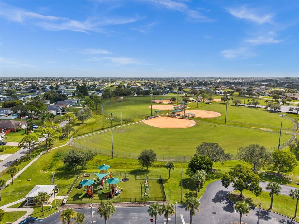 合同活跃: $537,000 (4 贝兹, 3 浴室, 0 平方英尺)