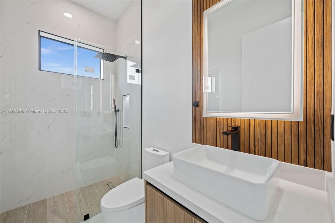 合同活跃: $537,000 (4 贝兹, 3 浴室, 0 平方英尺)