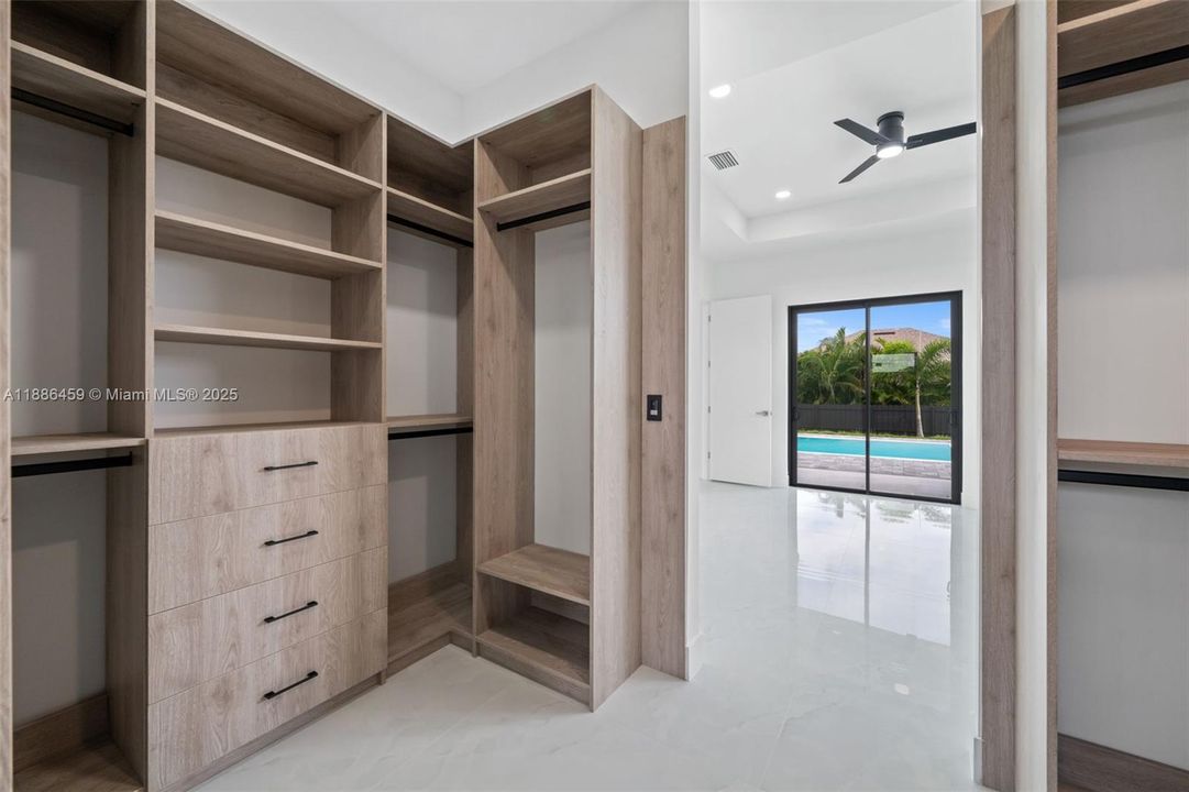 合同活跃: $537,000 (4 贝兹, 3 浴室, 0 平方英尺)