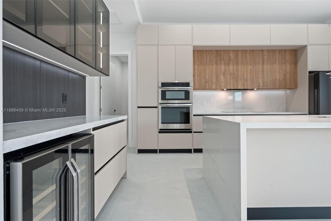 合同活跃: $537,000 (4 贝兹, 3 浴室, 0 平方英尺)