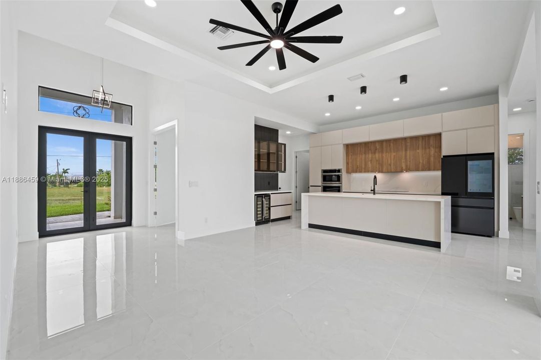 合同活跃: $537,000 (4 贝兹, 3 浴室, 0 平方英尺)