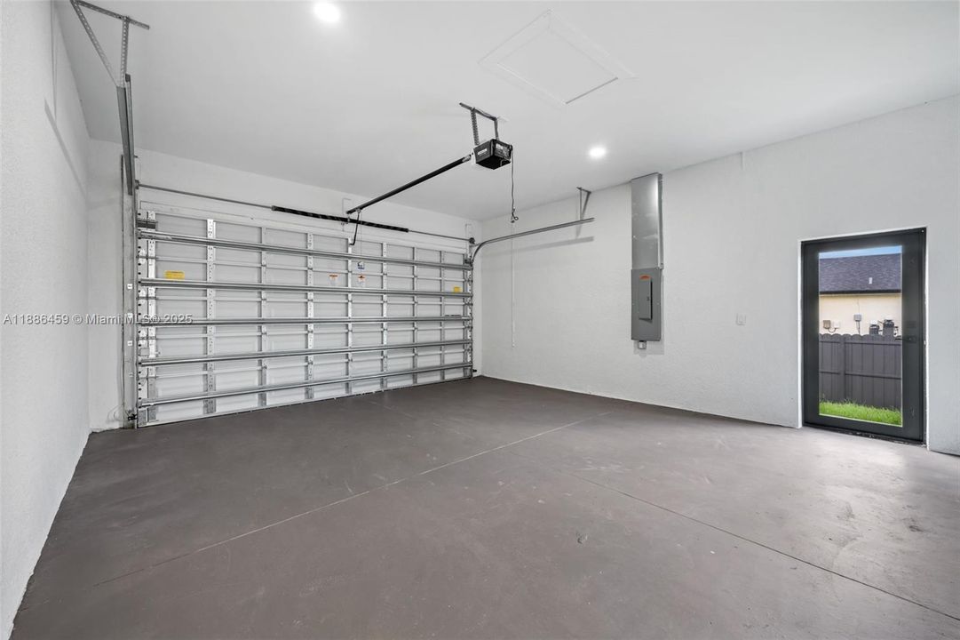 合同活跃: $537,000 (4 贝兹, 3 浴室, 0 平方英尺)