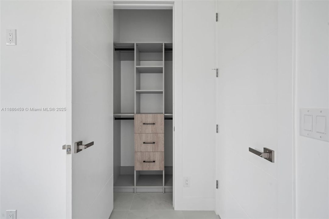 合同活跃: $537,000 (4 贝兹, 3 浴室, 0 平方英尺)