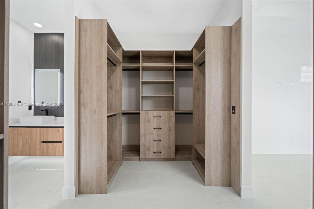 合同活跃: $537,000 (4 贝兹, 3 浴室, 0 平方英尺)