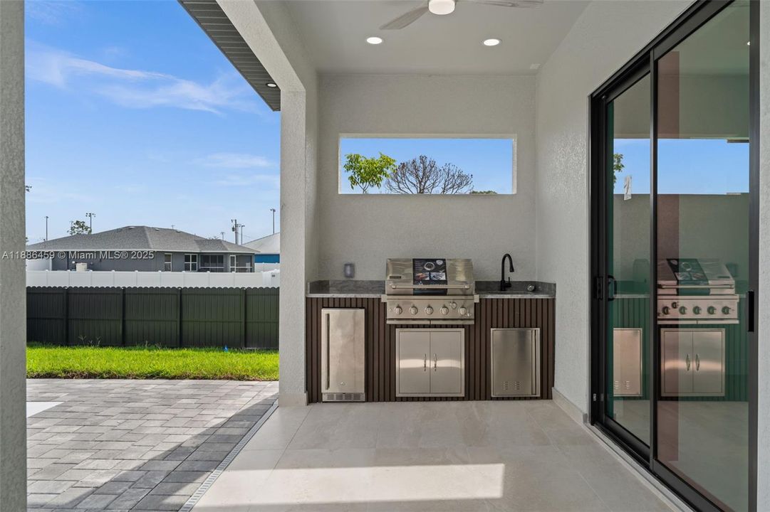 合同活跃: $537,000 (4 贝兹, 3 浴室, 0 平方英尺)